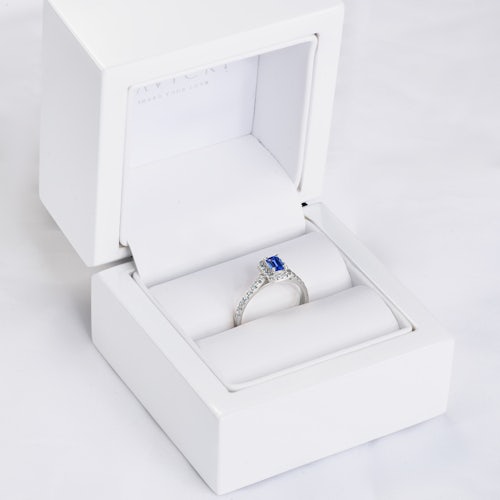 Pierścionek zaręczynowy SAVICKI: białe złoto, niebieski szafir z diamentami